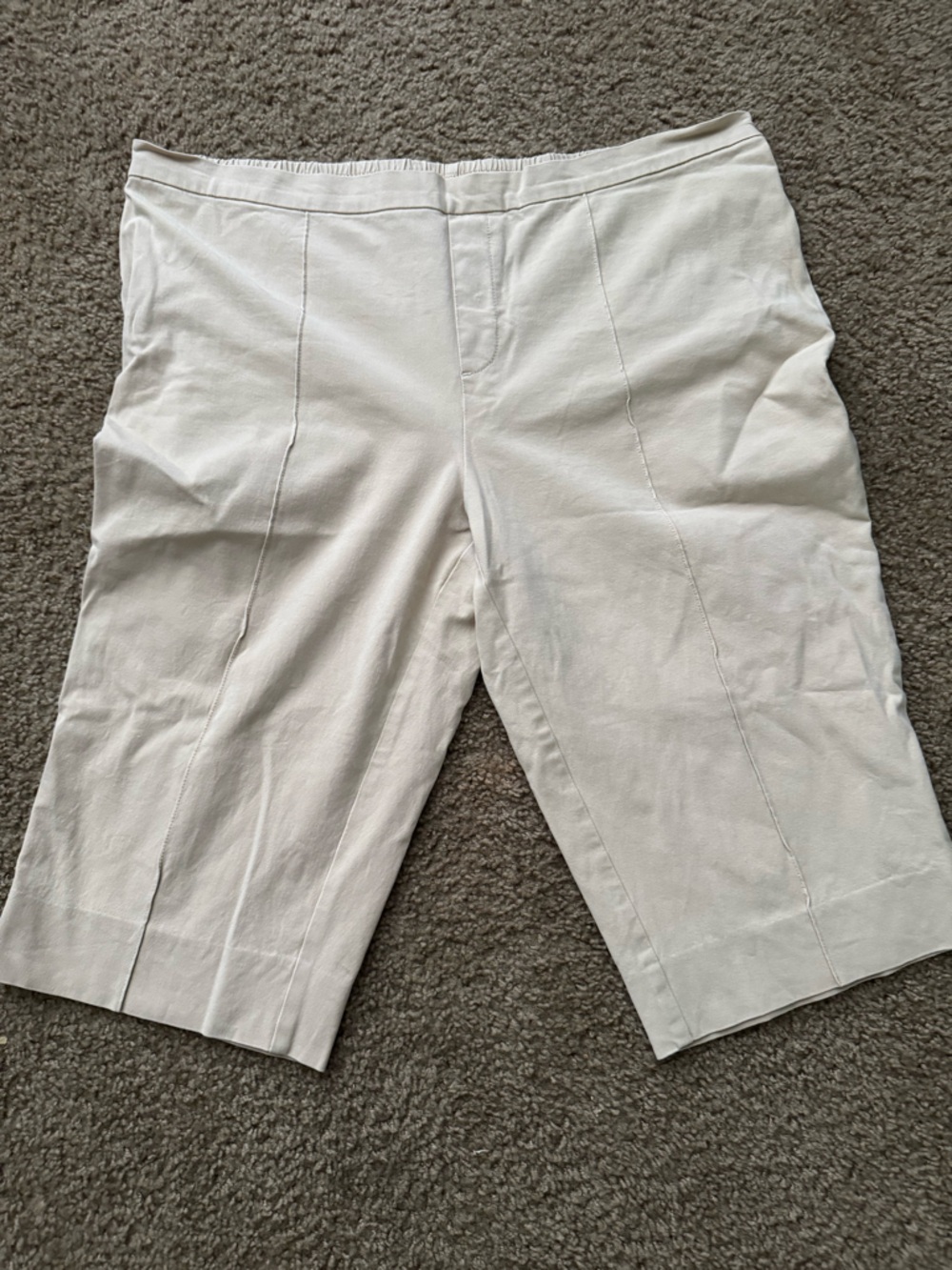 Isaac Mizrahi Cream Flat-Front Knee-Length Women’s Shorts